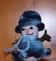 http://translate.googleusercontent.com/translate_c?depth=1&hl=es&rurl=translate.google.es&sl=en&tl=es&u=http://cobblerscabin.wordpress.com/happy-hookin/snowwoman-ornament-4-12-free-crochet-pattern/&usg=ALkJrhiHHCIU38n0uxCCaCgfHascd542bw