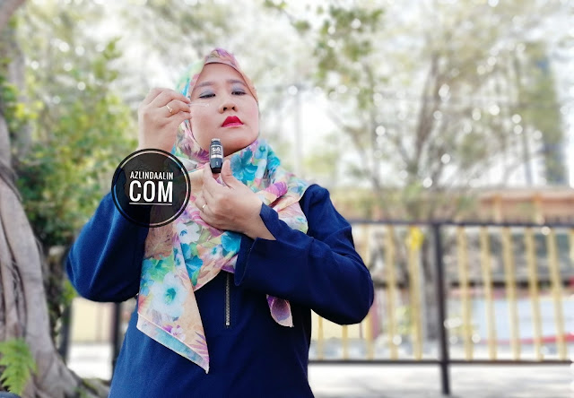 PRODUK TERBARU SAFI : SAFI EXPERT SOLUTION . Korang dah tahu ke tentang produk terbaru dari SAFI? Menggoda sungguh tau, warna packaging SAFI EXPERT SOLUTION yang menarik gabungan warna emas dan hitam. Tampak ekslusif gituu ! Jadi, mummy tak mahu ketinggalan juga untuk mencuba produk dari SAFI. Buat masa sekarang kulit mummy tiada masalah dengan jenama SAFI. Serasi bersama ! Okay jom kita berkenalan dengan PRODUK TERBARU SAFI : SAFI EXPERT SOLUTION PRODUK TERBARU SAFI : SAFI EXPERT SOLUTION PRODUK TERBARU SAFI : SAFI EXPERT SOLUTION yang mummy sedang cuba ini adalah terdiri daripada Intensive Ampoules Anti Hyper Pigmentation, Bio Skin Moisturiser Anti Photo Ageing Lines dan Bio Treatment Oil Anti Scar & Stretch Marks Safi Expert Solution: Intensive Ampoules Anti Hyper Pigmentation SAFI EXPERT SOLUTION : INTENSIVE AMPOULES ANTI HYPER PIGMENTATION adalah 2 tindakan dalam bentuk cecair ini diformulasikan dengan bahan aktif DN Age Technology yang paling bermutu tinggi. Apa yang mummy sukakan ampoule ini sebab ianya adalah kombinasi untuk menembusi ke dalam kulit dengan pantas menembusi ke dalam lapisan kulit untuk memerangi bahagian gelap yang dalam, membekalkan kelembapan yang stabil dan menggalakkan pembaharuan kulit untuk penampilan kulit keseluruhan yang kelihatan lebih baik. Intensive Ampoules Anti Hyper Pigmentation - Tanpa minyak mineral - Tanpa alkohol - Tanpa silikon - Tanpa paraben - Tidak diuji pada haiwan Hasil yang telah diuji juga menyakinkan pengguna lain diluar sana kerana : 85.7% bintik hitam berkurangan 100% pembaharuan kulit 100% menganjalkan kulit 91.7% kulit muka berseri 100% tona kulit muka dipertingkatkan CARA PAKAI SAFI EXPERT SOLUTION : INTENSIVE AMPOULES ANTI HYPER PIGMENTATION CARA PAKAI SAFI EXPERT SOLUTION : INTENSIVE AMPOULES ANTI HYPER PIGMENTATION :- 1. Dua (2) kali sehari pemakaiannya pada waktu pagi dan malam selepas mencuci muka. 2. Titikkan dalam 2-3 titik Intensive Ampoule (1) pada wajah dan ratakan. Lakukan jugakan pada minggu pertama hingga minggu keempat. 3. Selepas minggu keempat, gunakan pula Intensive Ampoule (2) Supreme Anti-Spots Complex untuk minggu seterusnya. 4. Titiskan beberapa titik Supreme Anti-Spots Complex dan sapukan ke muka secara urutan ke atas. Safi Expert Solution: Bio Skin Moisturiser Anti Photo Ageing Lines Selepas mencuci muka dan memakai ampoule. Sebelum ke tempat kerja atau melakukan aktiviti luar, mummy akan lengkapkan kulit wajah mummy dengan SAFI EXPERT SOLUTION Bio Skin Moisturiser Anti Photo Ageing Lines Bio Skin Moisturiser Anti Photo Ageing Lines bukan pelembab sekadar melembabkan luit sahaja. Malah ianya diperkaya dengan Liquid Crystal Technology yang diformulasi dengan Amino Peptides untuk meningkatkan keanjalan kulit serta memudarkan kedut pada kulit wajah. Bio Skin Moisturiser Anti Photo Ageing Lines boleh di pakai 2 kali sehari iaitu pada waktu siang atau malam Safi Expert Solution: Bio Treatment Oil Anti Scar & Stretch Marks Mummy masih mempunyai masalah stretch marks yang tak pernah selesai lagi ni hehehe. Parut stretch marks selepas melahirkan 3 orang anak ni, masih belum pudar habis. Ada masa boleh jadi gatal juga akibat peluh dan cuaca panas sekarang ini. Safi Expert Solution: Bio Treatment Oil Anti Scar & Stretch Marks sekarang ini, inilah merupakan teman istimewa mummy ! Kerana apa ? Kerana ianya bersifat anti parut dan kesan rekahan ‘ stretch marks ‘ iaitu dengan meningkatkan pembaharuan kulit sebanyak 21.93% hanya dalam 6 hari . Paling best ! Bio Treatment Oil ini HALAL, tidak mengandungi alcohol , paraben dan tidak di uji pada haiwan. Pada wanita diluar sana, jika korang ada masalah parut di mana-mana bahagian kulit selain wajah juga boleh di oles atau sapu pada parut . Ibu mengandung juga tidak perlu risau lagi tentang kesan Strecth marks pada perut hanya gunakan Bio Treatment Oil sahaja untuk pembaharuan dan membaiki semula kulit. Parut dan Tanda Regangan cepat berlaku semasa mengandung dan pertambahan berat badan. Insyaallah minyak rawatan Bio SAFI EXPERT SOLUTION ini boleh membantu ! Kelebihan Bio Treatment Oil - Memperbaharui struktur kulit & parut lama - Membantu mengurangkan pembentukkan parut baru. - Memperbaharui , melembutkan dan melembapkan kulit Kelebihan Bio Treatment Oi - 21.93% Mempercepat pembaikan kulit - 25% Keanjalan kulit - 9.8% Ketumpatan gentian kulit Cara Penggunaan SAFI EXPERT SOLUTION : Bio Treatment Oil. Sesuai digunakkan pada wajah , lengan , tangan dan ‘ cuticles ‘ 1 - Sapukan minyak dua kali sehari di kawasan kesan berparut 2 - Urutkan secara perlahan di sekeliling sehingga selesai di serap . Review mummy selepas 2 minggu penggunaan PRODUK TERBARU SAFI : SAFI EXPERT SOLUTION . Alhamdulillah, nampak banyak perubahan ketara pada kulit wajah dan juga strect marks di perut tu. Boleh di katakan ramai yang terkejut dengan kulit mummy sekarang. Rahsianya? PRODUK TERBARU SAFI : SAFI EXPERT SOLUTION lah ! Jom dapatkan di pasaraya di seluruh Malaysia ! Selanjutnya tentang SAFI, boleh layari ke : - Website : http://safi.com.my/ Facebook : https://www.facebook.com/SAFI.MY Youtube: https://www.youtube.com/user/SAFImalaysia PRODUK TERBARU SAFI : SAFI EXPERT SOLUTION . Korang dah tahu ke tentang produk terbaru dari SAFI? Menggoda sungguh tau, warna packaging SAFI EXPERT SOLUTION yang menarik gabungan warna emas dan hitam. Tampak ekslusif gituu ! Jadi, mummy tak mahu ketinggalan juga untuk mencuba produk dari SAFI. Buat masa sekarang kulit mummy tiada masalah dengan jenama SAFI. Serasi bersama ! Okay jom kita berkenalan dengan PRODUK TERBARU SAFI : SAFI EXPERT SOLUTION PRODUK TERBARU SAFI : SAFI EXPERT SOLUTION PRODUK TERBARU SAFI : SAFI EXPERT SOLUTION yang mummy sedang cuba ini adalah terdiri daripada Intensive Ampoules Anti Hyper Pigmentation, Bio Skin Moisturiser Anti Photo Ageing Lines dan Bio Treatment Oil Anti Scar & Stretch Marks Safi Expert Solution: Intensive Ampoules Anti Hyper Pigmentation SAFI EXPERT SOLUTION : INTENSIVE AMPOULES ANTI HYPER PIGMENTATION adalah 2 tindakan dalam bentuk cecair ini diformulasikan dengan bahan aktif DN Age Technology yang paling bermutu tinggi. Apa yang mummy sukakan ampoule ini sebab ianya adalah kombinasi untuk menembusi ke dalam kulit dengan pantas menembusi ke dalam lapisan kulit untuk memerangi bahagian gelap yang dalam, membekalkan kelembapan yang stabil dan menggalakkan pembaharuan kulit untuk penampilan kulit keseluruhan yang kelihatan lebih baik. Intensive Ampoules Anti Hyper Pigmentation - Tanpa minyak mineral - Tanpa alkohol - Tanpa silikon - Tanpa paraben - Tidak diuji pada haiwan Hasil yang telah diuji juga menyakinkan pengguna lain diluar sana kerana : 85.7% bintik hitam berkurangan 100% pembaharuan kulit 100% menganjalkan kulit 91.7% kulit muka berseri 100% tona kulit muka dipertingkatkan CARA PAKAI SAFI EXPERT SOLUTION : INTENSIVE AMPOULES ANTI HYPER PIGMENTATION CARA PAKAI SAFI EXPERT SOLUTION : INTENSIVE AMPOULES ANTI HYPER PIGMENTATION :- 1. Dua (2) kali sehari pemakaiannya pada waktu pagi dan malam selepas mencuci muka. 2. Titikkan dalam 2-3 titik Intensive Ampoule (1) pada wajah dan ratakan. Lakukan jugakan pada minggu pertama hingga minggu keempat. 3. Selepas minggu keempat, gunakan pula Intensive Ampoule (2) Supreme Anti-Spots Complex untuk minggu seterusnya. 4. Titiskan beberapa titik Supreme Anti-Spots Complex dan sapukan ke muka secara urutan ke atas. Safi Expert Solution: Bio Skin Moisturiser Anti Photo Ageing Lines Selepas mencuci muka dan memakai ampoule. Sebelum ke tempat kerja atau melakukan aktiviti luar, mummy akan lengkapkan kulit wajah mummy dengan SAFI EXPERT SOLUTION Bio Skin Moisturiser Anti Photo Ageing Lines Bio Skin Moisturiser Anti Photo Ageing Lines bukan pelembab sekadar melembabkan luit sahaja. Malah ianya diperkaya dengan Liquid Crystal Technology yang diformulasi dengan Amino Peptides untuk meningkatkan keanjalan kulit serta memudarkan kedut pada kulit wajah. Bio Skin Moisturiser Anti Photo Ageing Lines boleh di pakai 2 kali sehari iaitu pada waktu siang atau malam Safi Expert Solution: Bio Treatment Oil Anti Scar & Stretch Marks Mummy masih mempunyai masalah stretch marks yang tak pernah selesai lagi ni hehehe. Parut stretch marks selepas melahirkan 3 orang anak ni, masih belum pudar habis. Ada masa boleh jadi gatal juga akibat peluh dan cuaca panas sekarang ini. Safi Expert Solution: Bio Treatment Oil Anti Scar & Stretch Marks sekarang ini, inilah merupakan teman istimewa mummy ! Kerana apa ? Kerana ianya bersifat anti parut dan kesan rekahan ‘ stretch marks ‘ iaitu dengan meningkatkan pembaharuan kulit sebanyak 21.93% hanya dalam 6 hari . Paling best ! Bio Treatment Oil ini HALAL, tidak mengandungi alcohol , paraben dan tidak di uji pada haiwan. Pada wanita diluar sana, jika korang ada masalah parut di mana-mana bahagian kulit selain wajah juga boleh di oles atau sapu pada parut . Ibu mengandung juga tidak perlu risau lagi tentang kesan Strecth marks pada perut hanya gunakan Bio Treatment Oil sahaja untuk pembaharuan dan membaiki semula kulit. Parut dan Tanda Regangan cepat berlaku semasa mengandung dan pertambahan berat badan. Insyaallah minyak rawatan Bio SAFI EXPERT SOLUTION ini boleh membantu ! Kelebihan Bio Treatment Oil - Memperbaharui struktur kulit & parut lama - Membantu mengurangkan pembentukkan parut baru. - Memperbaharui , melembutkan dan melembapkan kulit Kelebihan Bio Treatment Oi - 21.93% Mempercepat pembaikan kulit - 25% Keanjalan kulit - 9.8% Ketumpatan gentian kulit Cara Penggunaan SAFI EXPERT SOLUTION : Bio Treatment Oil. Sesuai digunakkan pada wajah , lengan , tangan dan ‘ cuticles ‘ 1 - Sapukan minyak dua kali sehari di kawasan kesan berparut 2 - Urutkan secara perlahan di sekeliling sehingga selesai di serap . Review mummy selepas 2 minggu penggunaan PRODUK TERBARU SAFI : SAFI EXPERT SOLUTION . Alhamdulillah, nampak banyak perubahan ketara pada kulit wajah dan juga strect marks di perut tu. Boleh di katakan ramai yang terkejut dengan kulit mummy sekarang. Rahsianya? PRODUK TERBARU SAFI : SAFI EXPERT SOLUTION lah ! Jom dapatkan di pasaraya di seluruh Malaysia ! Selanjutnya tentang SAFI, boleh layari ke : - Website : http://safi.com.my/ Facebook : https://www.facebook.com/SAFI.MY Youtube: https://www.youtube.com/user/SAFImalaysia