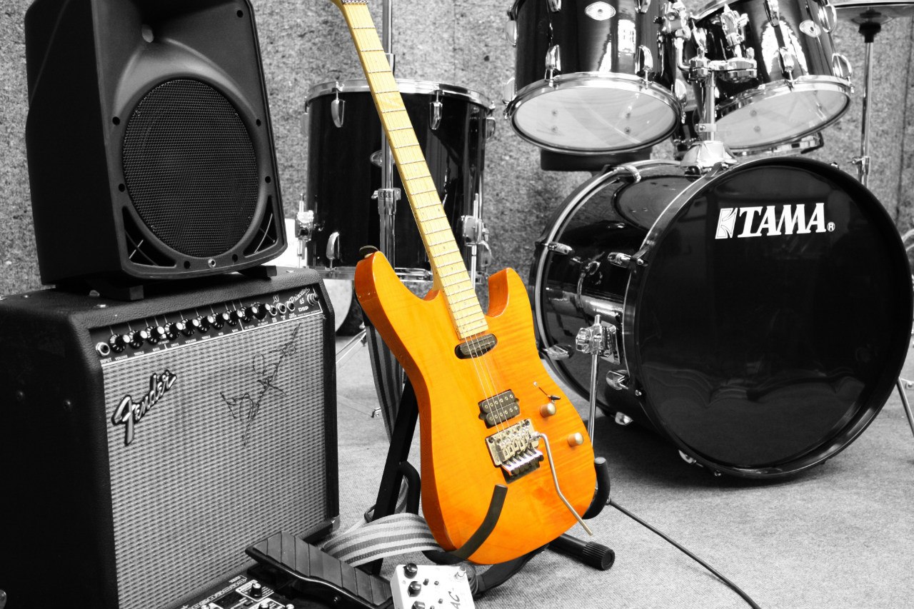 гитара и барабаны. электрогитара эстетика. музыкальные инструменты гитара барабаны. гитара и барабаны. рок инструменты.