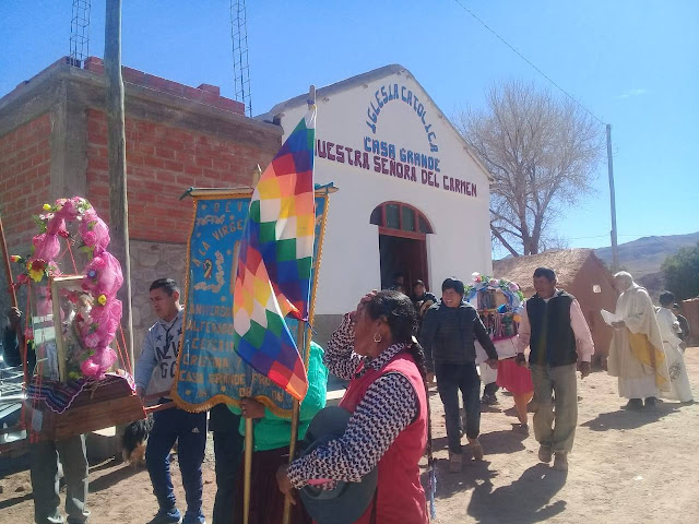 Hier in den Bergen Boliviens gehört zu jedem Fest eine Prozession