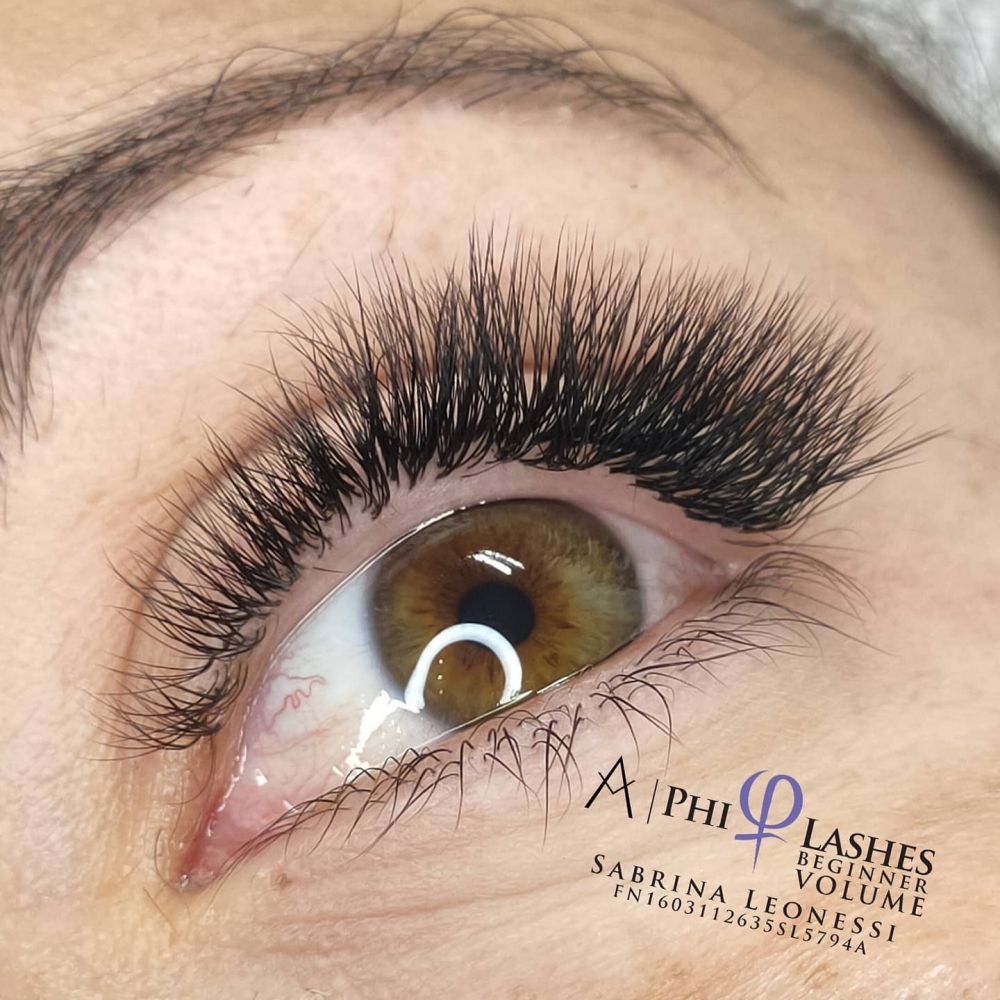 Extension ciglia Il trend delle extension ciglia colorate