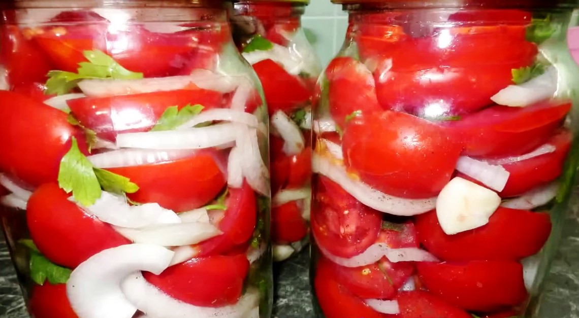 Лакомка из помидор. Лакомка из помидор сливок. Салатные помидоры на зиму. Салат лакомка фото. Лакомка из помидор и перца на зиму.