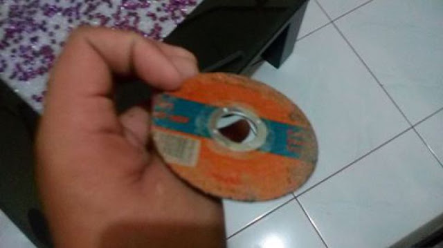 Tak Bisa Bedakan Mata Gerinda Dengan CD, Pria Ini Merasa Ditipu Temannya Tak Bisa Bedakan Mata Gerinda Dengan CD, Pria Ini Merasa Ditipu Temannya