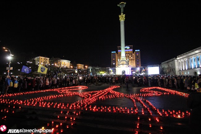 Украина отметила День Независимости и Свободы массовыми акциями в память героев Небесной Сотни и воинов, погибших на войне с Россией