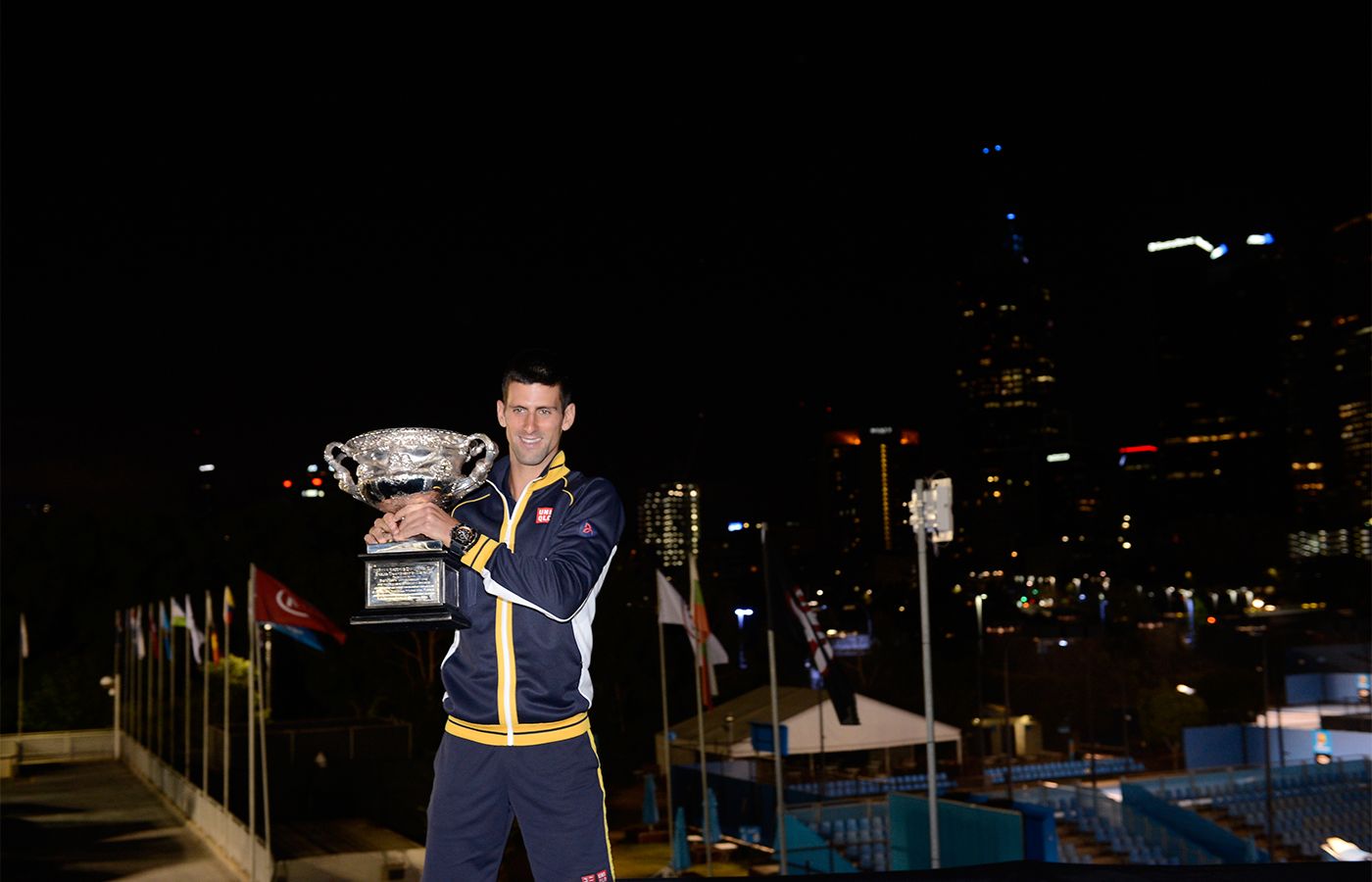 http://1.bp.blogspot.com/-zq1svLhc64I/UQybQyE9ZVI/AAAAAAAAD0c/S03Bhi9LzQg/s1600/Novak-Djokovic-hattrick-Australian-Open-titles.jpg