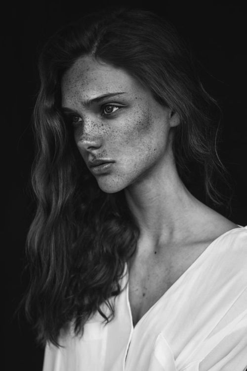 As belas modelos com sardas na fotografia de Agata Serge Agata Serge 500px arte fotografia fashion mulheres modelos sardas beleza preto e branco