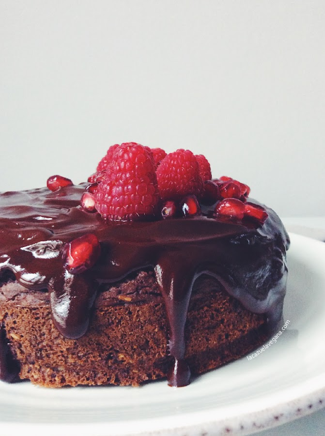 Tarta de cumpleaños de chocolate, aguacate y coco (vegana y sin gluten)