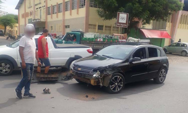 Jacobina: Três veículos colidem após motorista entrar bruscamente na Rua José Rocha