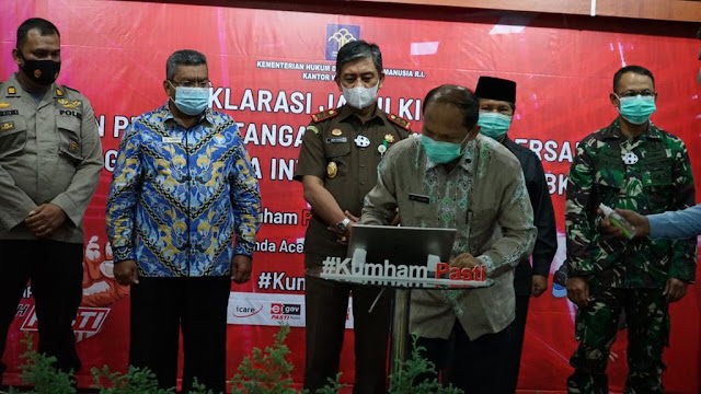 Asisten Pemerintahan dan Keistimewaan Sekda Aceh, M Jafar melakukan Penandatanganan komitmen bersama pembangunan zona integritas menuju Wilayah Bersih Korupsi (WBK) dan Wilayah Birokrasi Bersih Melayani (WBBM) di Kanwil Kemenkumham Aceh, Banda Aceh, Kamis (11/2/2021). Asisten Pemerintahan dan Keistimewaan Sekda Aceh, M Jafar melakukan Penandatanganan komitmen bersama pembangunan zona integritas menuju Wilayah Bersih Korupsi (WBK) dan Wilayah Birokrasi Bersih Melayani (WBBM) di Kanwil Kemenkumham Aceh, Banda Aceh, Kamis (11/2/2021).