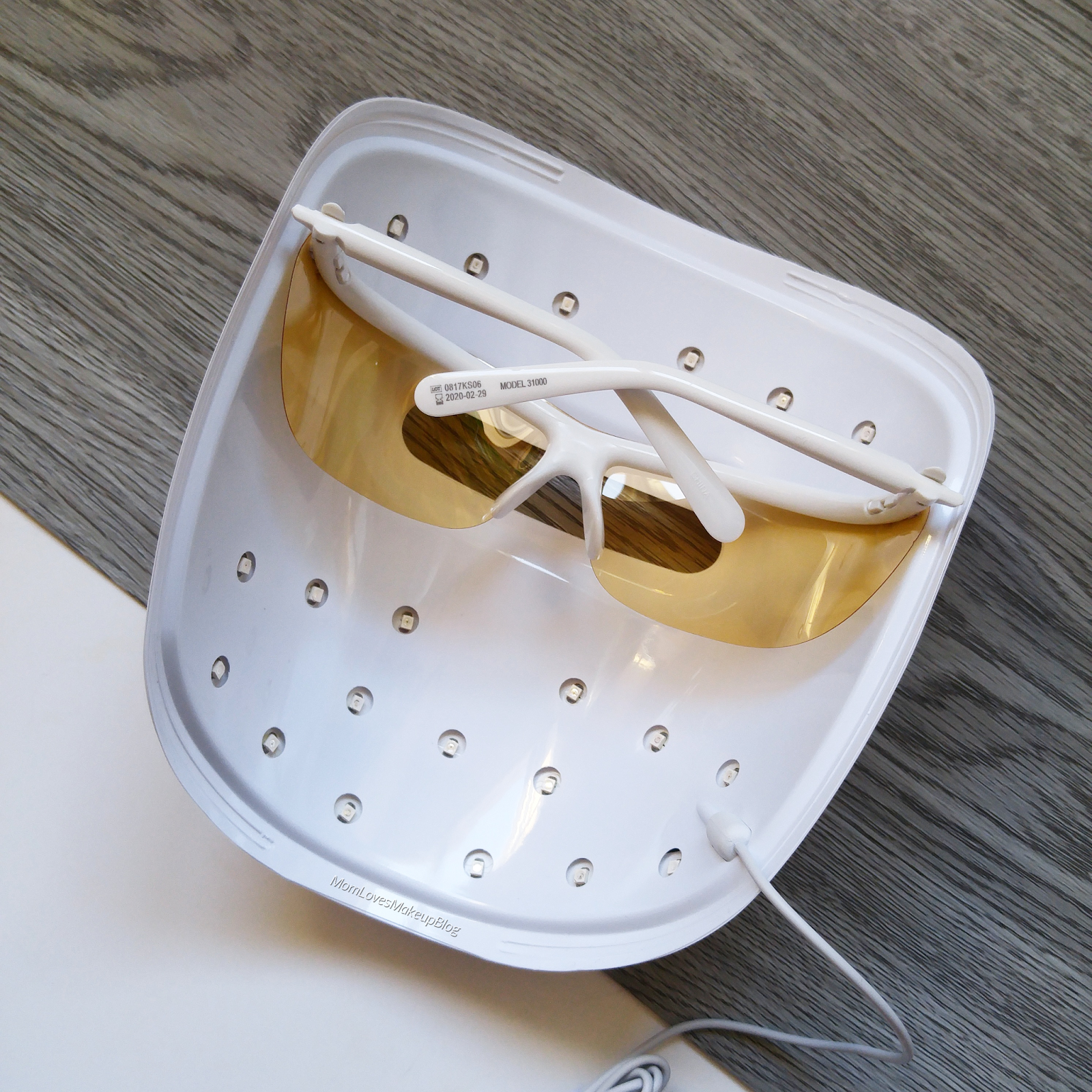 Mom Loves Makeup Neutrogena Light Therapy Acne Mask