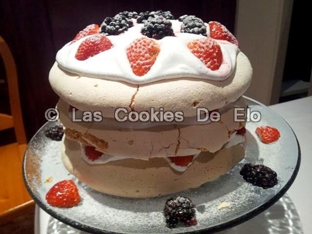 http://lascookiesdeelo.blogspot.com.es/2013/11/tarta-ligera-de-merengue-estilo-pavlova.html