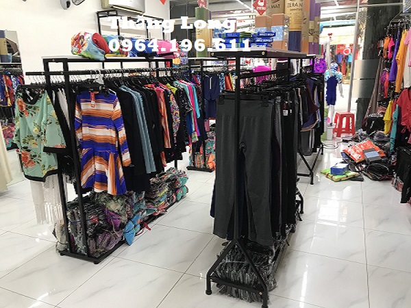 Lắp đặt giá kệ trưng bày cho cửa hàng kinh doanh đồ thể thao