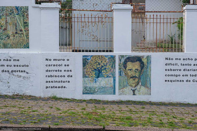 Muro com reproduções de pinturas de Miguel Bakun e textos de Dalton Trevisan