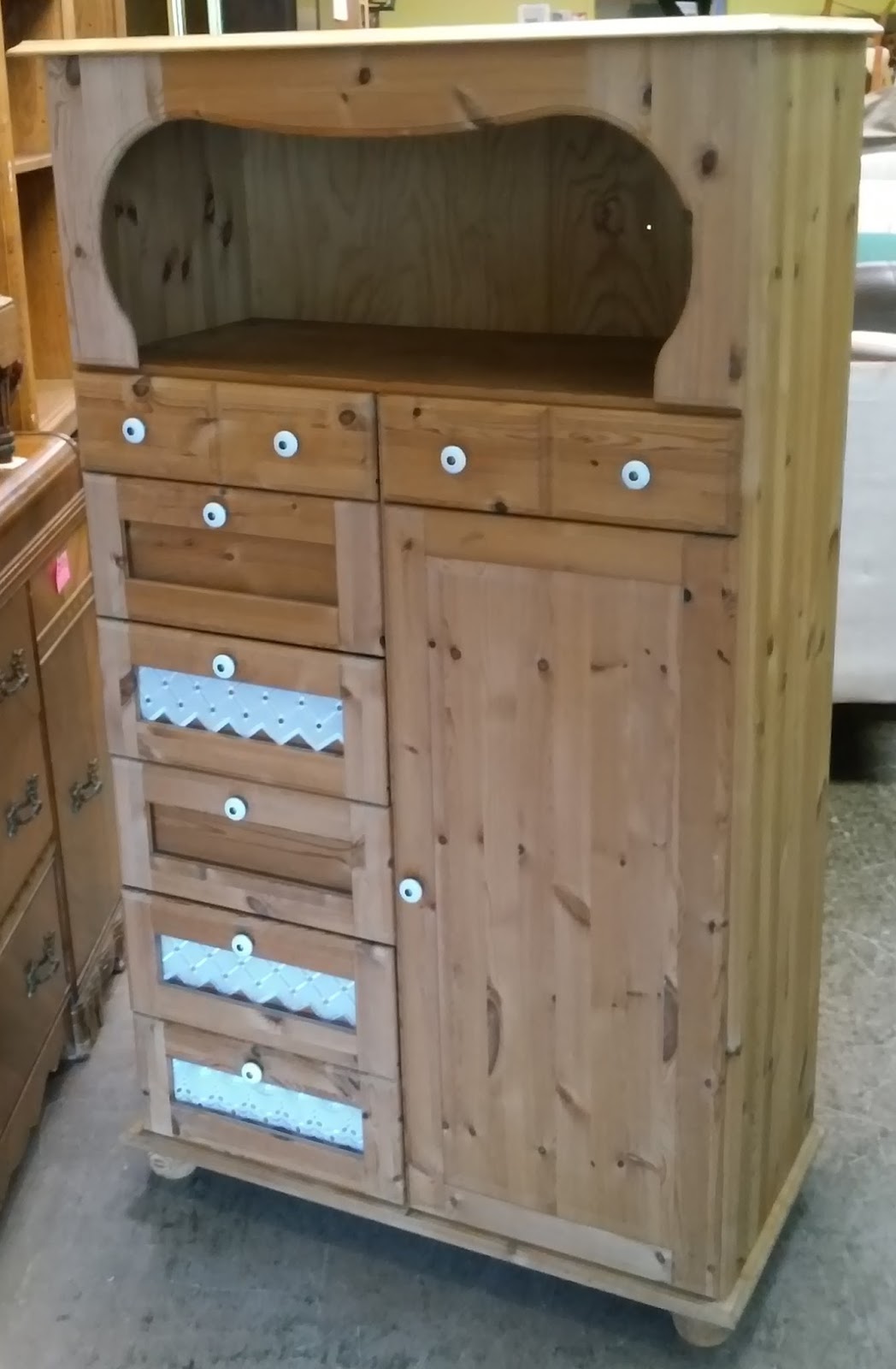 UHURU FURNITURE & COLLECTIBLES SOLD 3' x 5' Country Pine Pantry