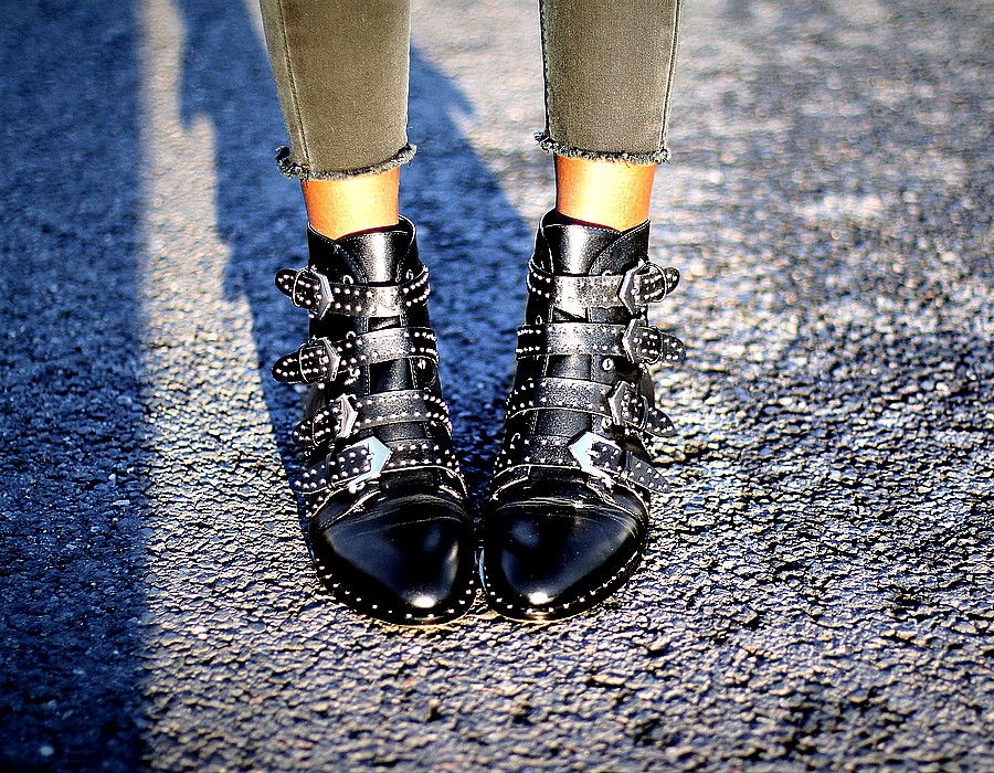 Boots cloutées dupes Givenchy - Styles by Assitan. Blog mode. French style  blogger