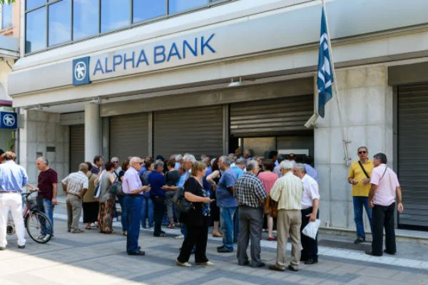 Αξιωματούχος ΕΚΤ: Αμφίβολο αν θα ανοίξουν οι ελληνικές τράπεζες την Δευτέρα