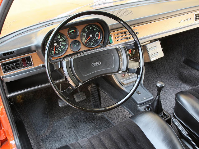 Audi 100 - primeira geração - interior