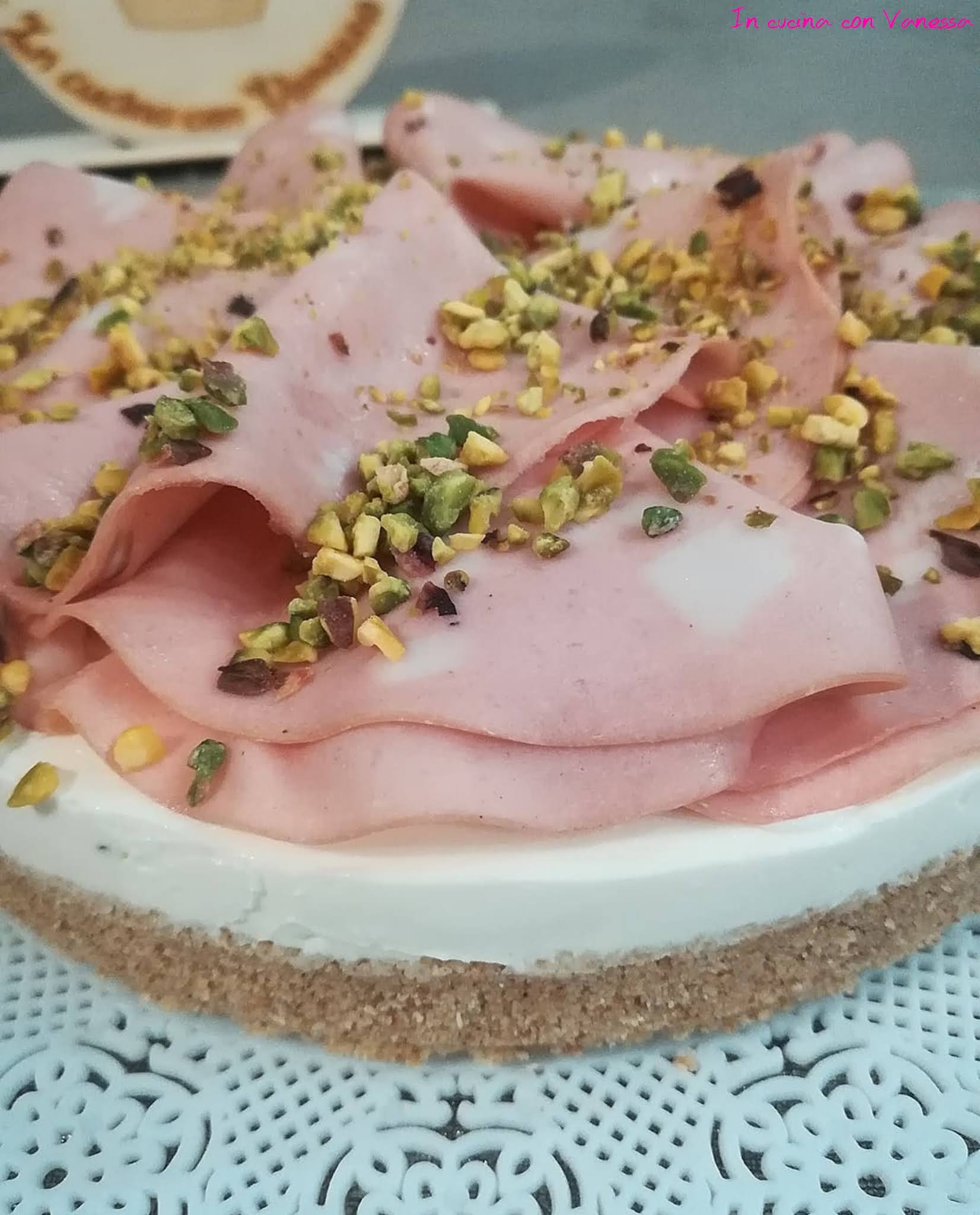 Cheesecake salata alla ricotta con mortadella e pistacchi