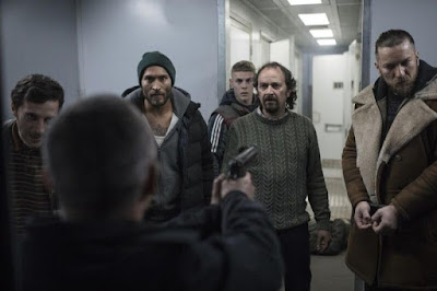 Martín (Javier Gutiérrez) y en furgón con los amotinados