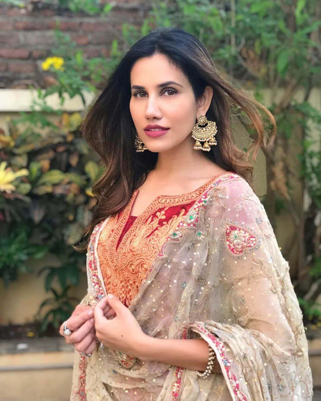 Sonnalli Seygall Age Boyfriend Family Biography New