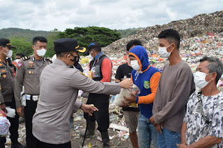 Dalam Rangka Hut Ri 76,Kapolres Sidrap Bagikan Sembako Kewarga kurang Mampu