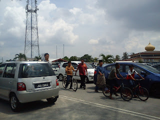 Ucus : Two straight row at Masjid Gelang Patah