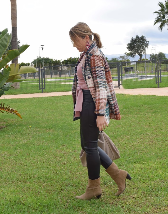 Look_blazer_cuadros_rosa_y_cuero