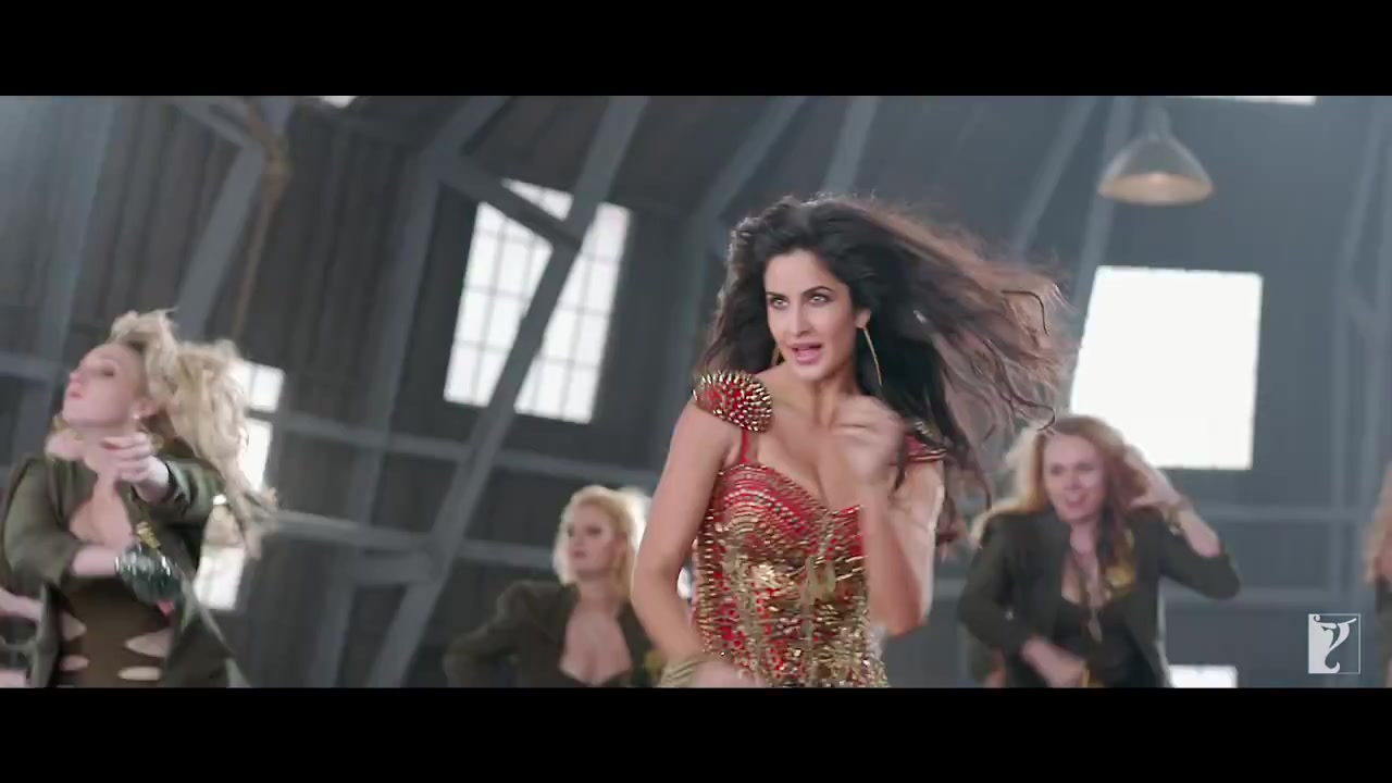 katirna kaif hot dance HD stills in dhoom 3