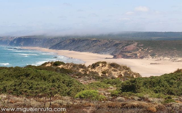 Praia-Da-Bordeira-Algarve-acantilados