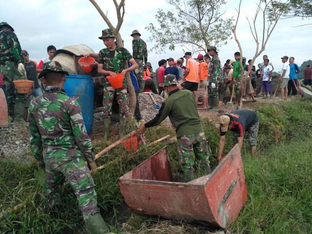 Satgas TMMD Reg 105 Klaten Manfaatkan Air Parit Untuk Mengecor Jalan 