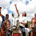 Bolsonaro vai à Bahia inaugurar obras, anda a cavalo e é aclamado pelo povo