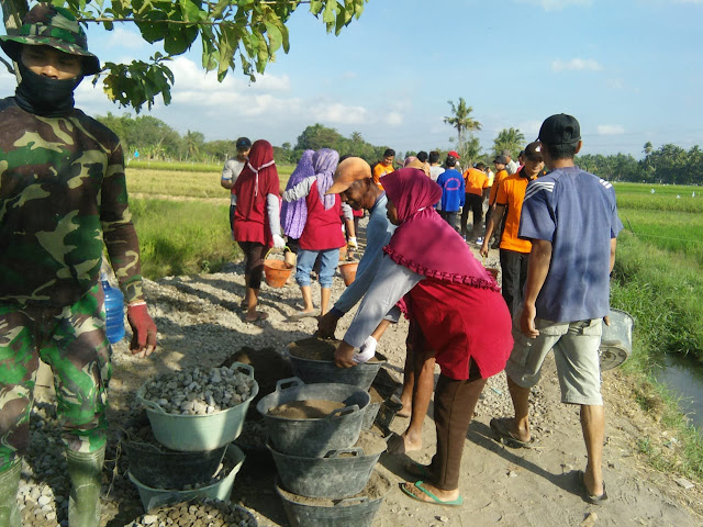 PKK RW Pun Ikut Kerja Bhakti Bersama TNI Bangun Jalan Beton Jimbung