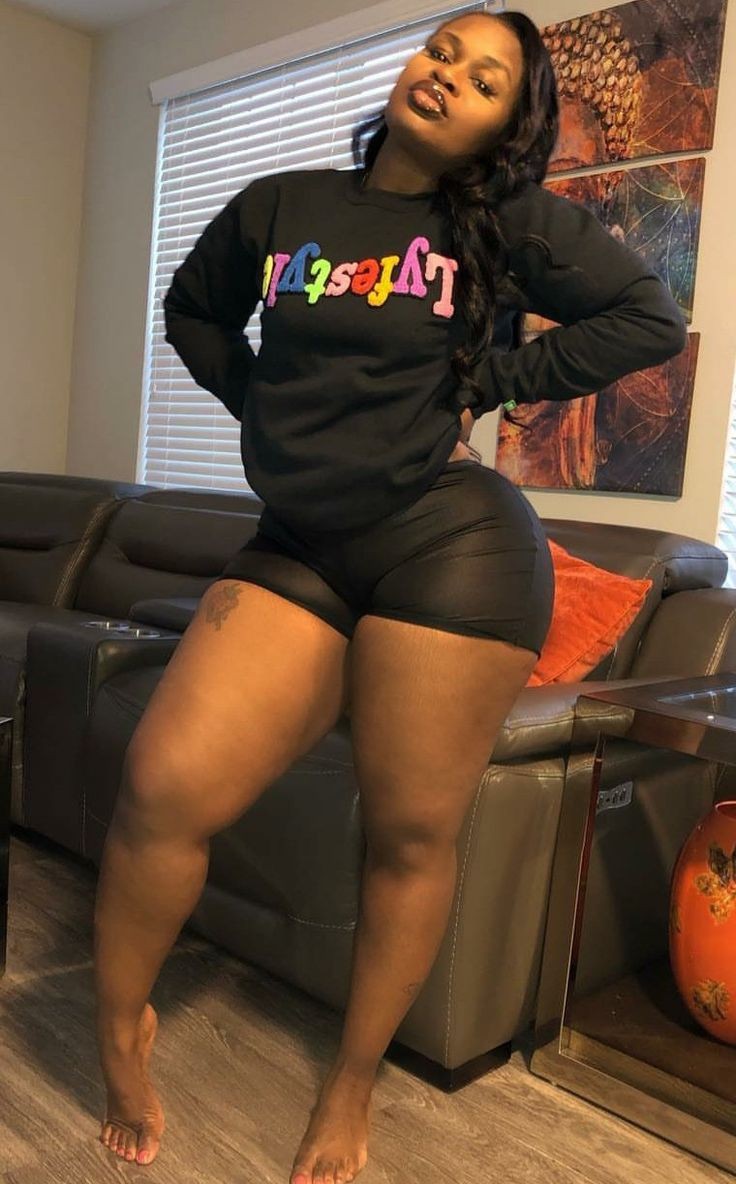 Thick ebony throwing it back