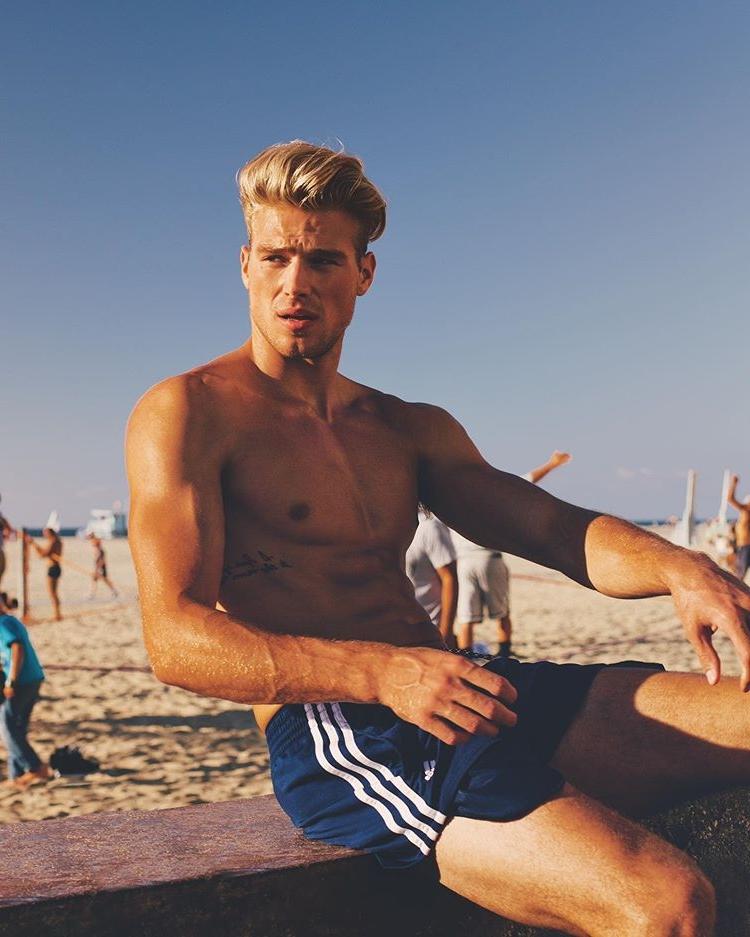 hot-blond-guys-fit-shirtless-body-matthew-noszka-summer-beach