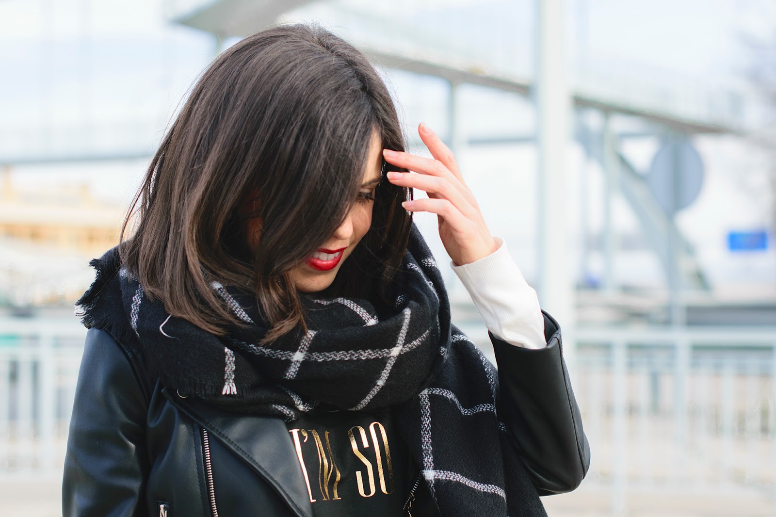 Look con biker y sneakers ponteunostacones