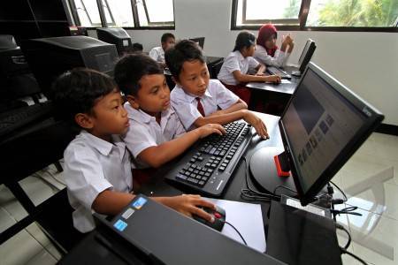 5 Pertanyaan Awal Orang Tua Kepada Anak Generasi Online