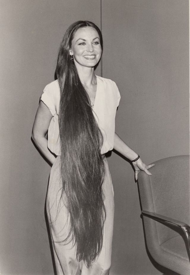 40 Glamorous Photos of Crystal Gayle in the 1970s and ’80s