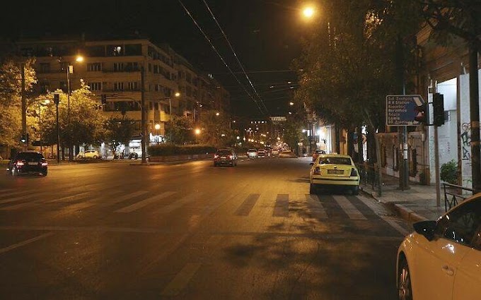 Αθήνα, έρημη πόλη: Φωτογραφίες από την πρώτη νύχτα της απαγόρευσης κυκλοφορίας