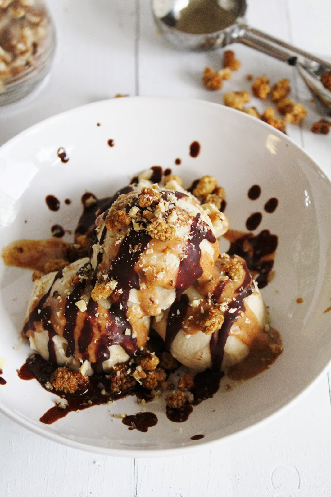 This Rawsome Vegan Life BANANA ICE CREAM SUNDAE with CHOCOLATE SAUCE