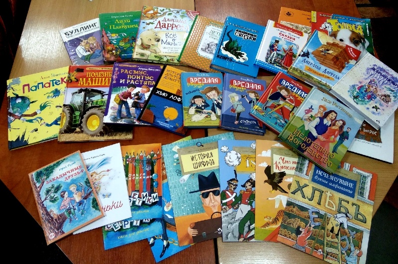 книжка для детей с подарками. подарки для любознательных мальчиков. какую книгу подарить мальчику 12. большой подарок. акция подари книгу своей группе.