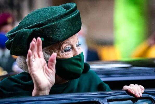 Princess Beatrix has been patron of the Tree Foundation since 1992. Princess wore a green jacket a skirt suit. Diamond tree brooch and necklace