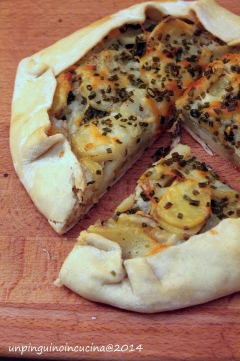 torta salata con patate, provola e erba cipollina