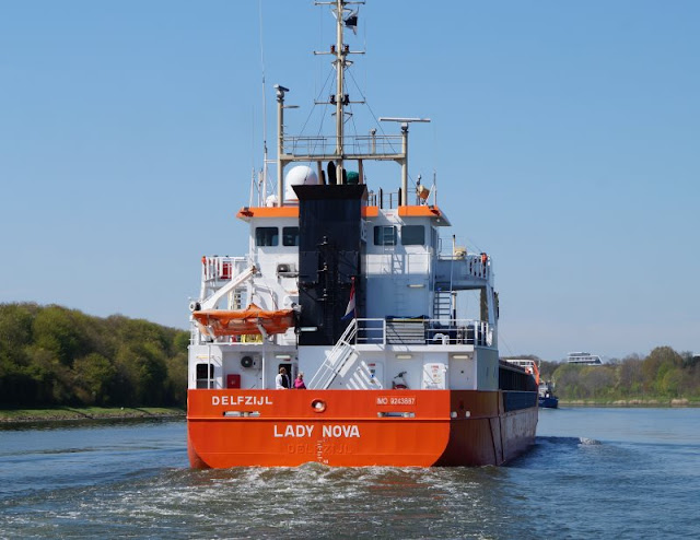 Vom Spielen, Schiffe gucken, Picknicken und Fähre fahren am Nord-Ostsee-Kanal. Frachter Lady Nova bei der Passage