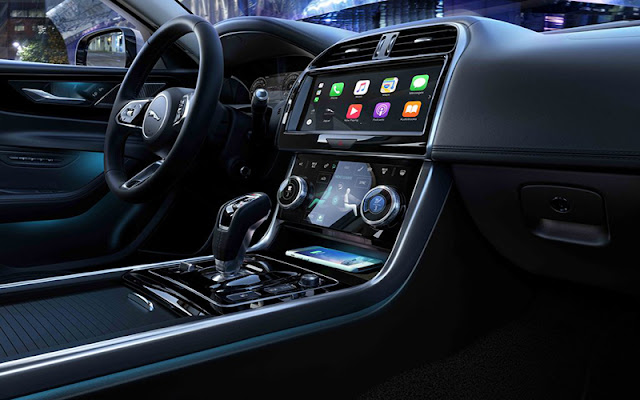 Jaguar XE 2020 trang bị nhiều tiện nghi trong khoang nội thất