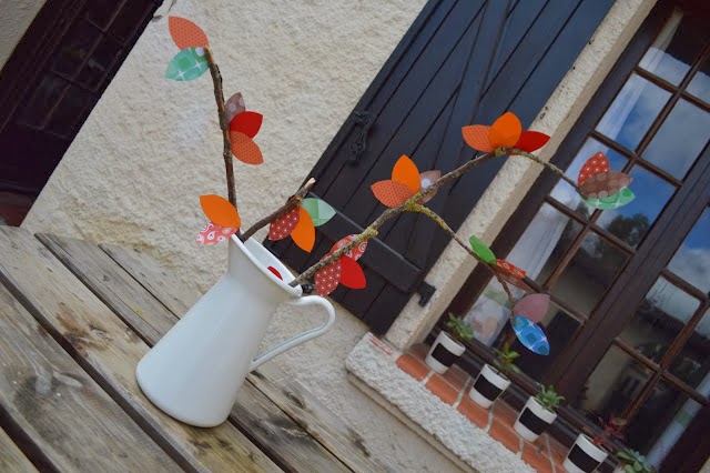 rama con hojas de papel