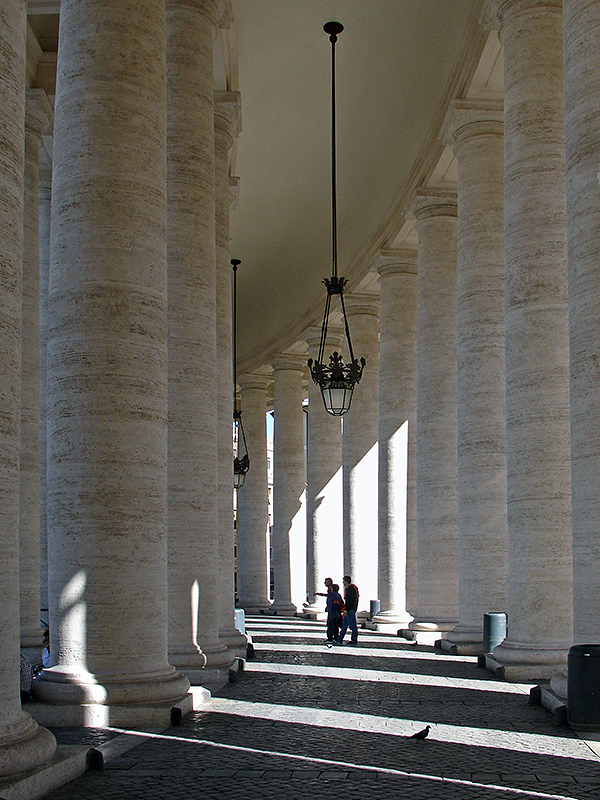 La colonnade de la place Saint-Pierre