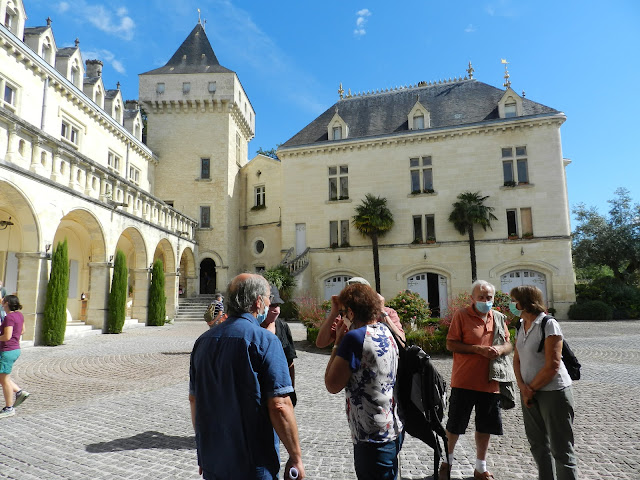 Château de la Rivière avec des personnes au premier plan