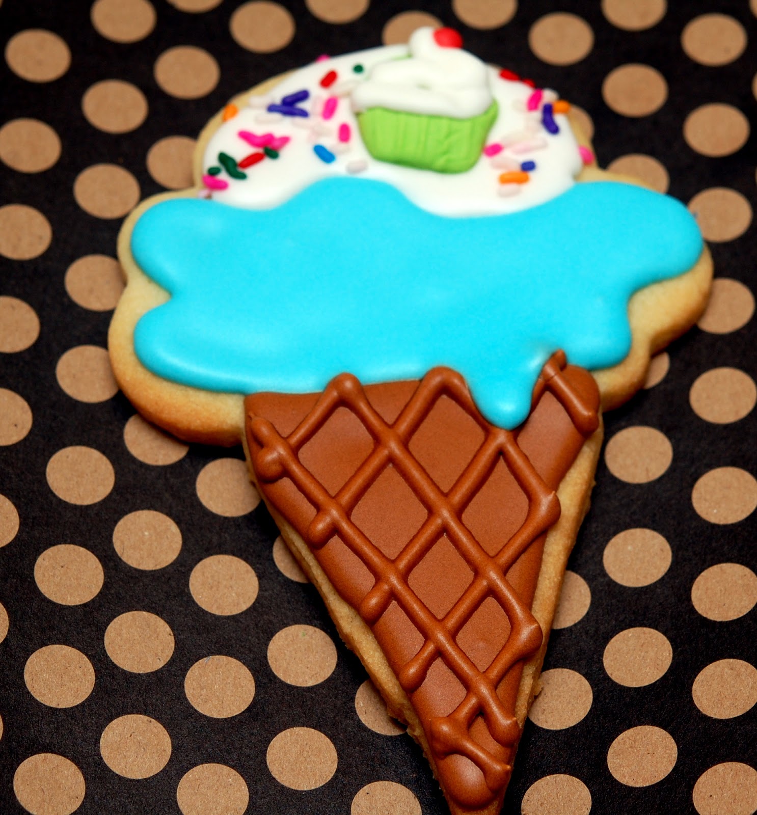 Hugs & CookiesXOXO ICE CREAM CONE SUGAR COOKIES....PHOTO TUTORIAL!