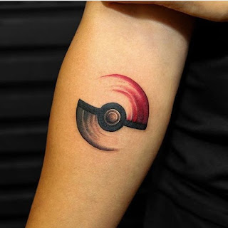 Tatuaje de pokebola en el antebrazo