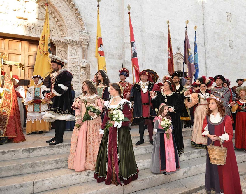 Um dia de festa em Bitetto congrega os cidadãos junto à catedral Um dia de festa em Bitetto congrega os cidadãos junto à catedral